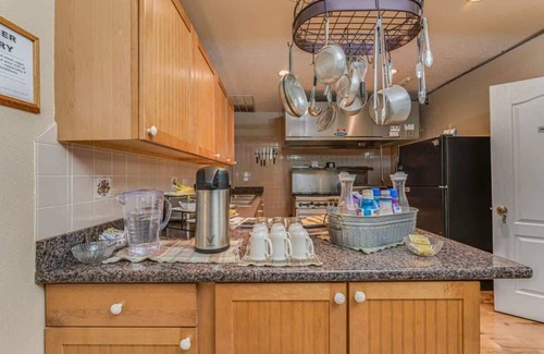 Chassahowitzka Bed & Breakfast | Manatee Room Summary:
