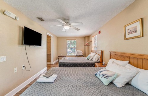 Chassahowitzka Bed & Breakfast | Manatee Room