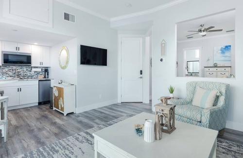 Pelican Apartment | Manatee Suite 2/Funky Fish House at Cape Harbour
