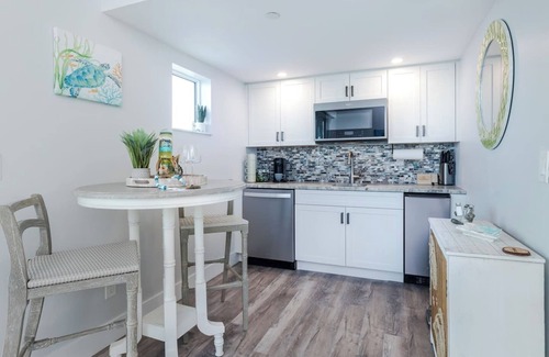 Pelican Apartment | Manatee Suite 2/Funky Fish House at Cape Harbour
