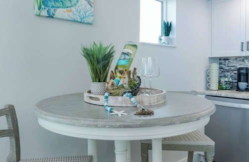 Pelican Apartment | Manatee Suite 2/Funky Fish House at Cape Harbour