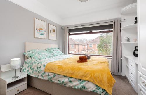 Droylsden Apartment | Manchester Business and Leisure Home with Free Parking