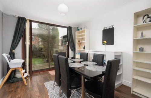 Droylsden Apartment | Manchester Business and Leisure Home with Free Parking