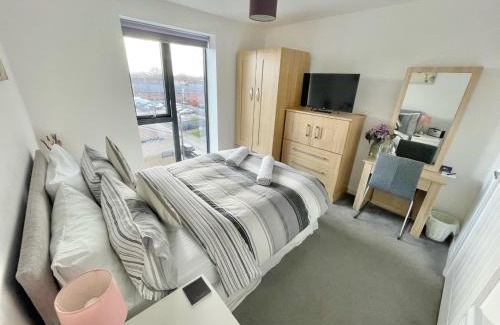 Droylsden House | Manchester Escape - Private Room & Bathroom Near Etihad and CoOp Arena - Free Secure Parking