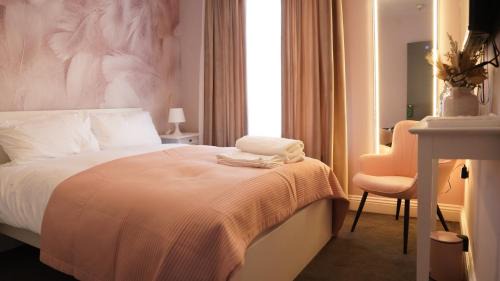 Enfield Lock House | Mandeville Guest House