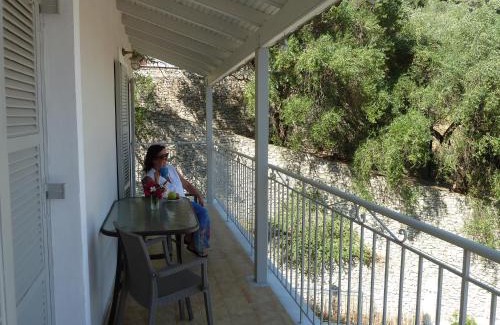 Katavolos Apartment | Mandraki House Upper, 100m from Kaminaki Beach