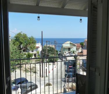 Katavolos Apartment | Mandraki House Upper, 100m from Kaminaki Beach