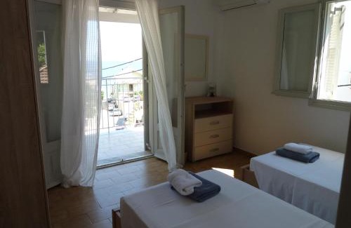 Katavolos Apartment | Mandraki House Upper, 100m from Kaminaki Beach