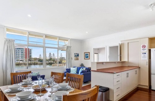 Mandurah House | Mandurah Overlooking The Marina