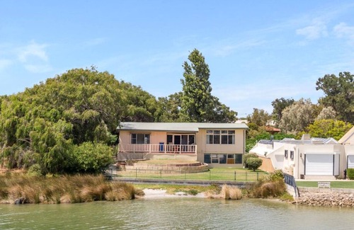 Mandurah House | Mandurah Overlooking The Marina