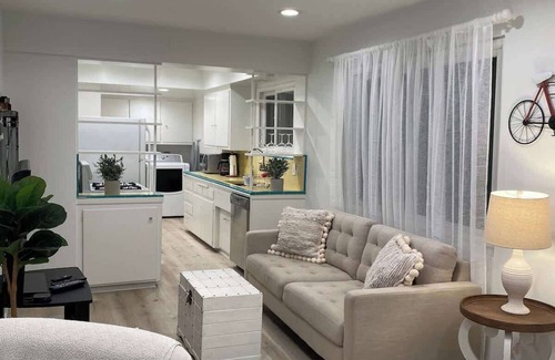 El Porto Apartment | Manhattan Beach Beachfront Charming On The Strand