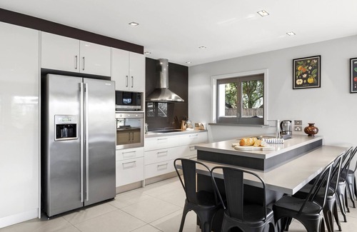 Torquay House | Manna Blu – A stylish coastal retreat with modern comforts and easy access to beaches and cafes