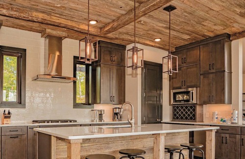 Gatlinburg - Pigeon Forge Cabin | Manna Mountain Lodge ~ 6BR, Ultra Luxury, Indoor Pool, Hot Tub, Amazing Mountain View!