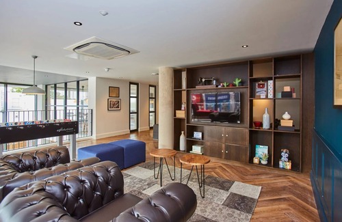 William Morris Apartment | Mannequin House