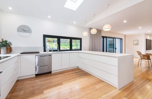 Mount Eliza House | Manor by the Bay - Pool, Fireplace, Close to Beach