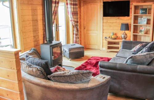 Bettws Cedewain House | Manor Farm Lodges - Dragon Lodge