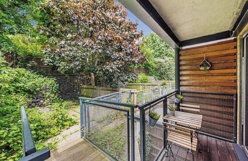 Harringay Apartment | Manor House Studio by MoreThanStays | Garden