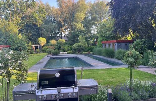 Toenisvorst House | Manor house with pool area