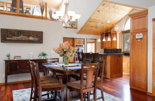 Champlin House | Manor on the River/Hot Tub/Pontoon/Jet Ski