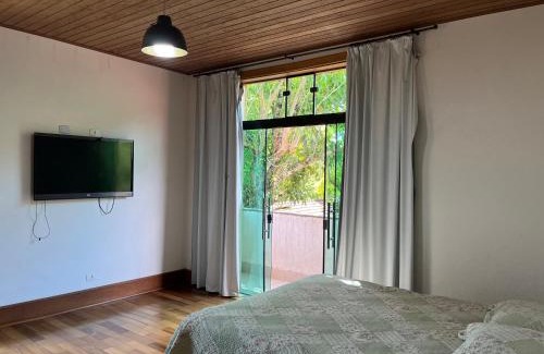 Monteiro Lobato House | Mansão em Santo Antônio do Pinhal com 4 suítes, Wi-FI, churasqueira, casinha na árvore, bilhar e tênis de mesa