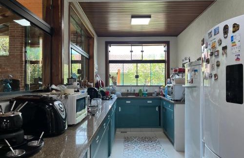 Monteiro Lobato House | Mansão em Santo Antônio do Pinhal com 4 suítes, Wi-FI, churasqueira, casinha na árvore, bilhar e tênis de mesa