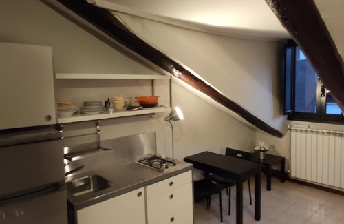 Cit Turin Apartment | Mansarda a 2 minuti dalla stazione di Porta Susa. Ascensore, TV, cucina, lavatrice. Servita di qualsiasi servizio, farmacia, supermercato, ristoranti, rosticcerie, fruttivendolo.