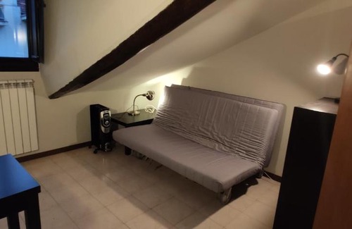 Cit Turin Apartment | Mansarda a 2 minuti dalla stazione di Porta Susa. Ascensore, TV, cucina, lavatrice. Servita di qualsiasi servizio, farmacia, supermercato, ristoranti, rosticcerie, fruttivendolo.