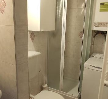 Cit Turin Apartment | Mansarda a 2 minuti dalla stazione di Porta Susa. Ascensore, TV, cucina, lavatrice. Servita di qualsiasi servizio, farmacia, supermercato, ristoranti, rosticcerie, fruttivendolo.