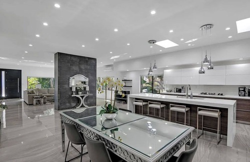 Greater Wilshire - Hancock Park Villa | Mansfield Modern - Ultimate Entertainer’s Oasis with Guest House