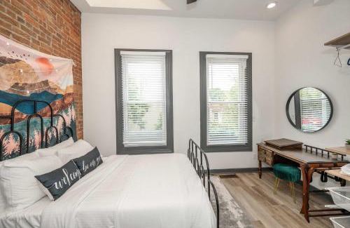 Mount Auburn House | Mansfield Retreat - A Chic Downtown Experience
