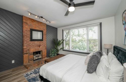 Mount Auburn House | Mansfield Retreat - A Chic Downtown Experience