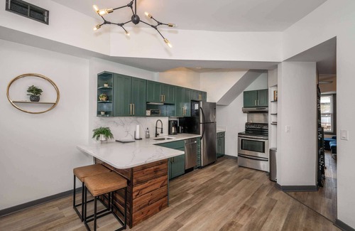 Mount Auburn House | Mansfield Retreat – A Chic Downtown Experience!