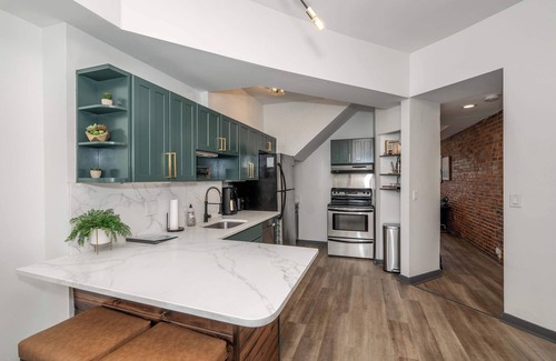 Mount Auburn House | Mansfield Retreat – A Chic Downtown Experience!
