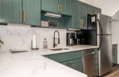Mount Auburn House | Mansfield Retreat – A Chic Downtown Experience!