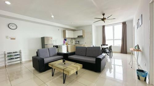 Downtown George Town Apartment | Mansion One Gleneagles Gurney Infinity Seaview Suite