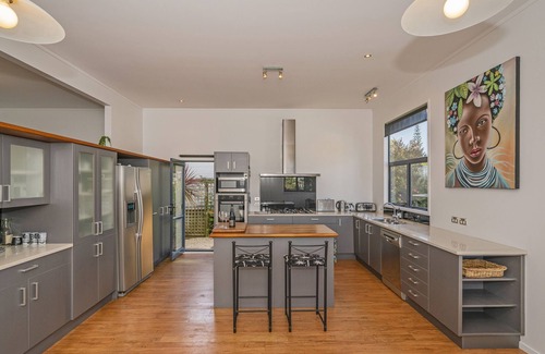Matarangi House | Manuka Bach - Matarangi Holiday Home
