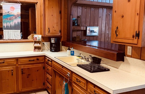 Ponderosa Cabin | MANY beds! Pets OK! Minutes to Trail of 100 Giants, Sequoias, Rivers! WD, WiFi