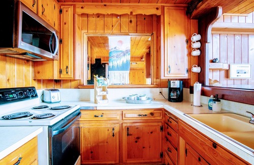Ponderosa Cabin | MANY beds! Pets OK! Minutes to Trail of 100 Giants, Sequoias, Rivers! WD, WiFi