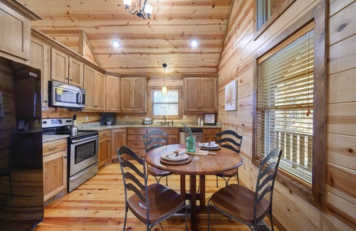 Broken Bow Cabin | MANY MOONS - Luxury Honeymoon Cabin, Hot Tub, Walk to Dining