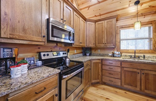 Broken Bow Cabin | MANY MOONS - Luxury Honeymoon Cabin, Hot Tub, Walk to Dining