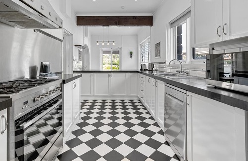 Mount Eliza House | Manyung House, Mt Eliza - Stunning historic bluestone home, full of character with pool