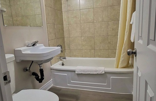 Kincardine Hotel | Maple Leaf Inn & Suites