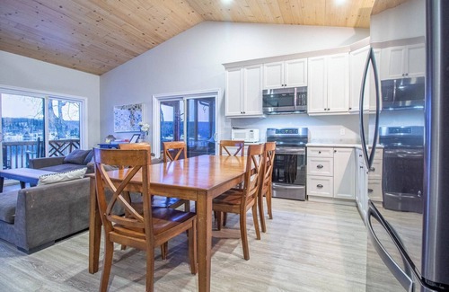 Hastings Highlands Cottage | Maple Leaf Lodge - Two Bedroom Cottage, Sleeps 10