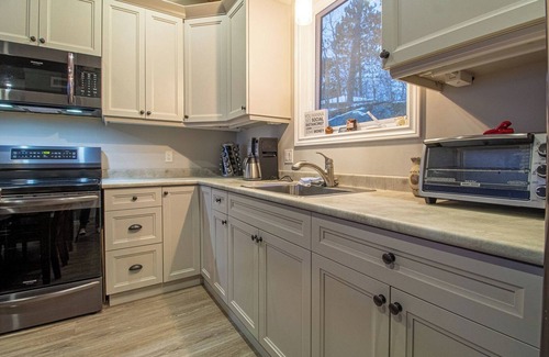 Hastings Highlands Cottage | Maple Leaf Lodge - Two Bedroom Cottage, Sleeps 10