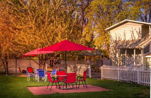 Shady Cove Hotel | Maple Leaf Motel