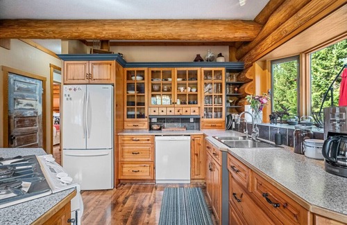 East Kootenay House | Maple & Moose | Hot Tub