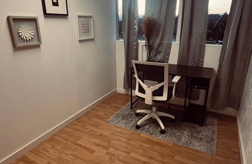 Yamhill Apartment | Maple Street Loft-Cozy 2-bedroom apartment in charming Yamhill with AC, WiFi