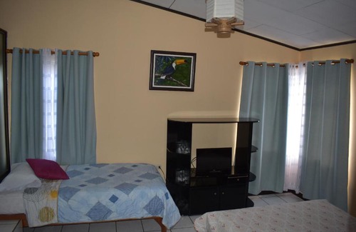 Santa Elena Bed & Breakfast | MapleTico Guesthouse