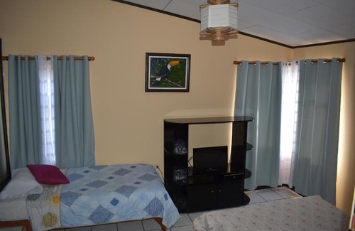 Santa Elena Bed & Breakfast | MapleTico Guesthouse