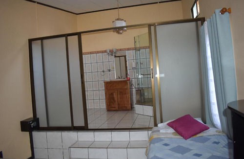 Santa Elena Bed & Breakfast | MapleTico Guesthouse